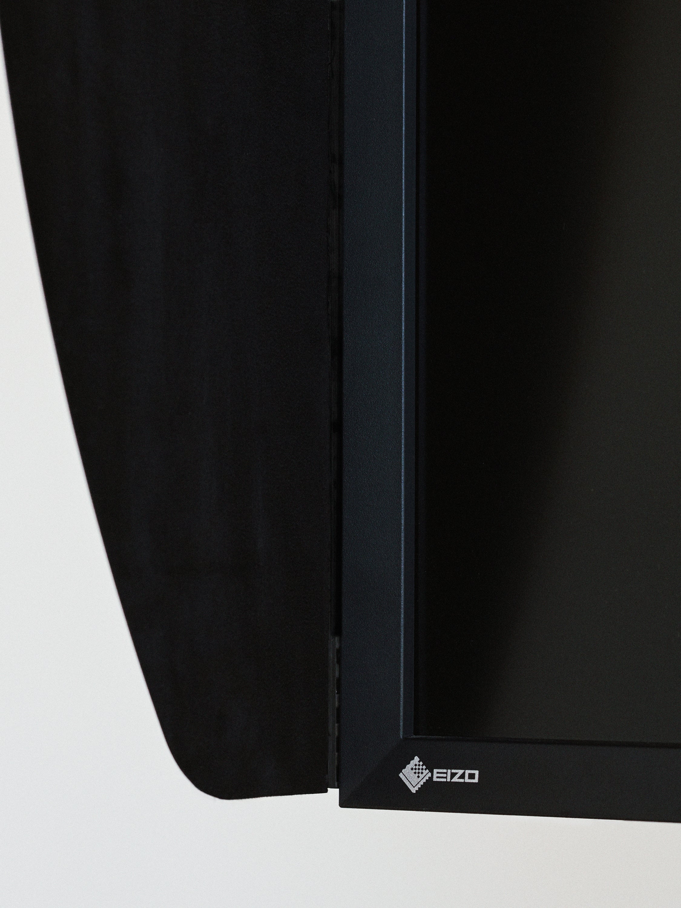 Carbon_Shady_Eizo_24_inch_515_ce8b7d4d-dab2-421b-a1e0-d3bfae812b46.jpg