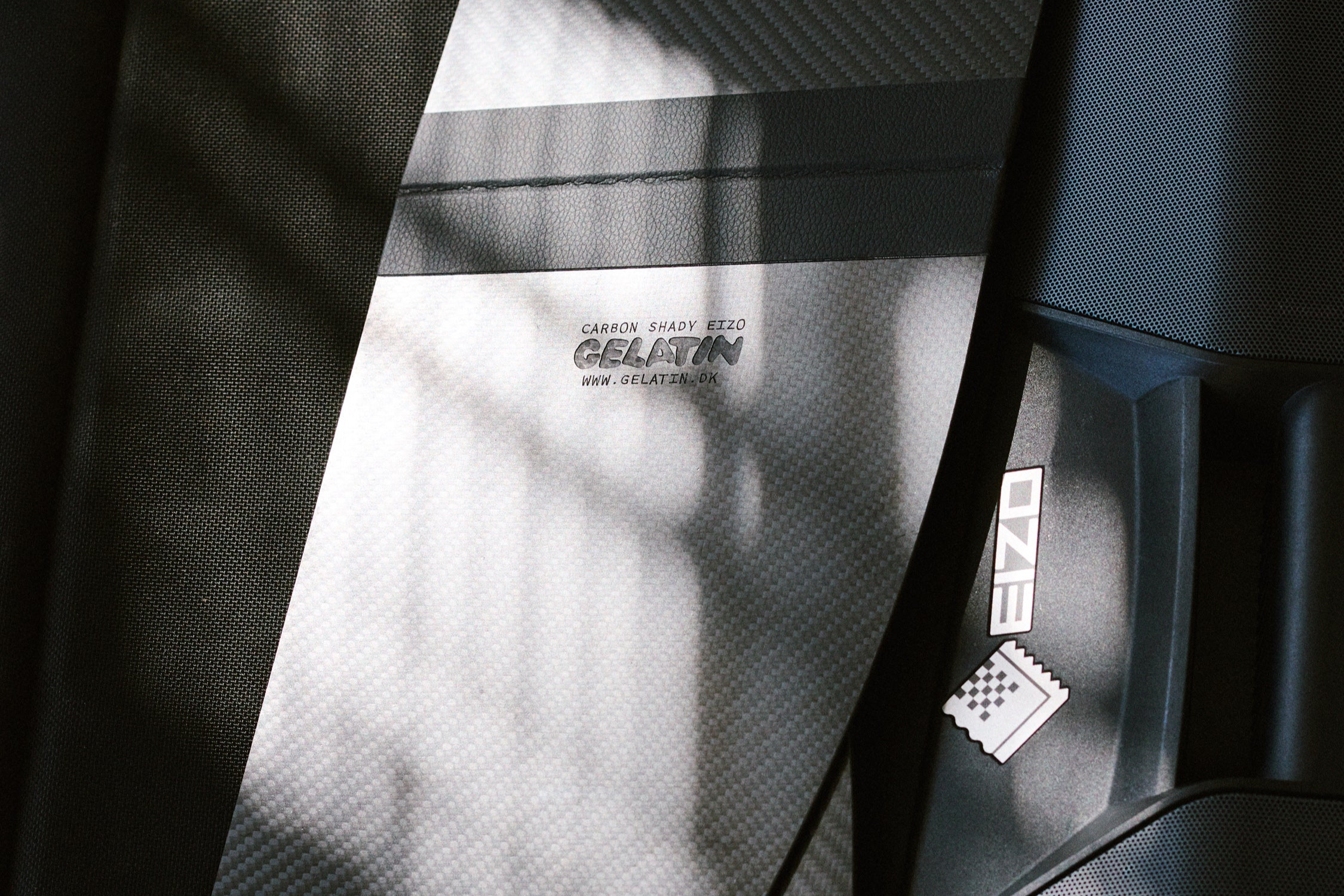 Carbon_Shady_Eizo_24_inch_527.png
